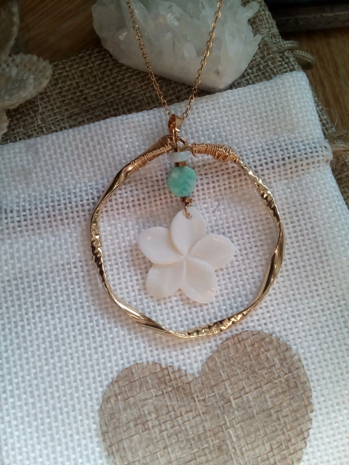 Collier fleur de na''cre et pierres amazonite et opale bleu